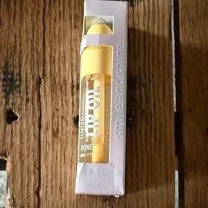 Smile and Shine Tinted Lip Oil in Honey